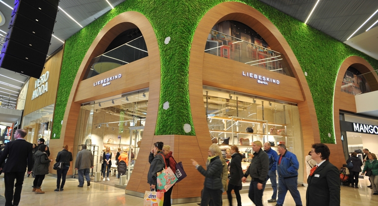 The “Green Point” facade consists of real plants. Its fresh aroma of mint and lime and recorded natural sounds like wind and birdsong awaken associations with summer wildflowers. Image: mfi