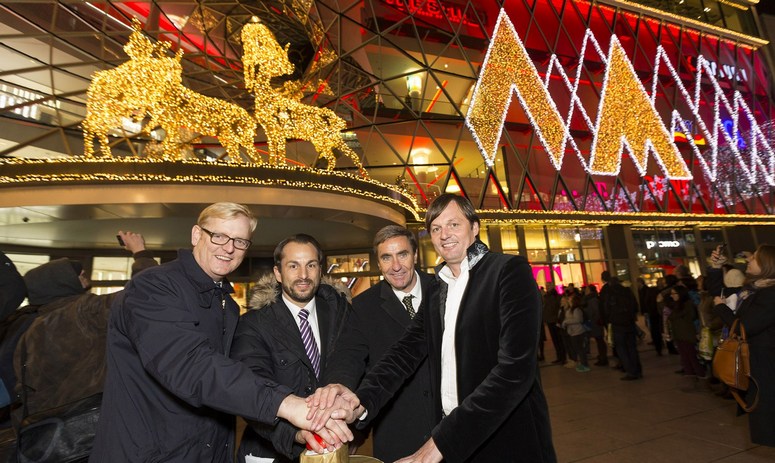 Councilor Markus Frank, Center Manager Marcus Schwartz, Stefan Kurzawski of Messe Frankfurt, and Thomas Mark of MK Illumination (from left to right) at the lighting ceremony. Image: Peter Wieler / MK Illumination
