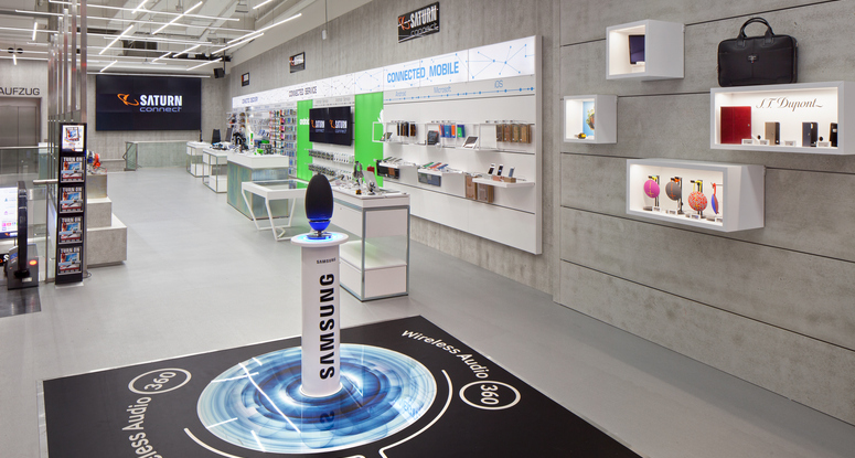 In busy downtown locations, 300- to 700-sq-m Saturn Connect stores offer not only lifestyle products in an “experience” ambiance, but also comprehensive advice and services—from instant smartphone repair, to computer help, to data transfers. Image: Saturn