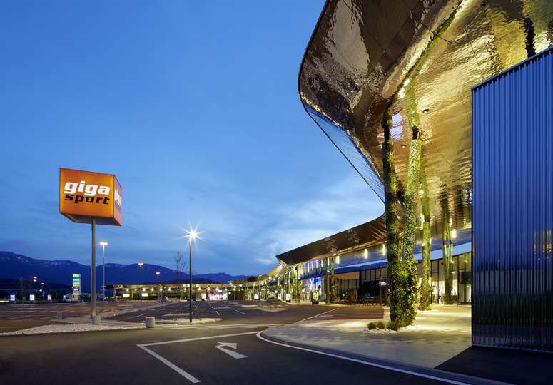 Green eyecatcher: Ivy-covered columns characterize the outdoor area of “Neukauf” in Villach. Image: KGAL / Bruno Klomfar