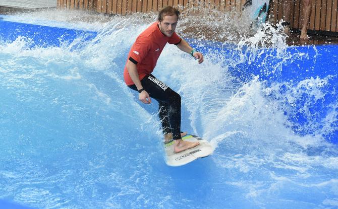 Ein Surfer ist am 04.03.2017 in Taufkirchen bei Mnchen in der Jochen Schweizer Arena auf der Surfwelle zu sehen. Am heutigen Erffnungstag wir ein Ansturm an Besuchern erwartet, die Erlebnisse wie z.B. fliegen im Windkanal und auf einer Surfwelle erleben wollen.