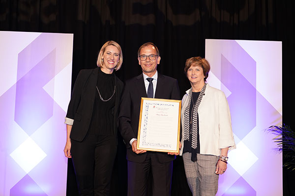 Klaus Striebich with Valerie Fox, ICSC VP Memberships (left) and Valerie Richardson, ICSC Chair 2018/19, Image: ICSC