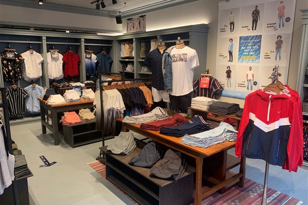 hollister returns in store