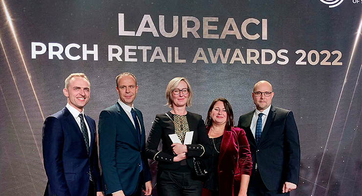 Representatives of Designer Outlet Warszawa with golden statuette for Redevelopment / Expansion / Modernisation of a shopping facility at the XIII PRCH Retail Awards. | Credit: ROS Retail Outlet Shopping