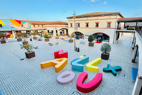 Nailloux Outlet Village /// credit: Advantail