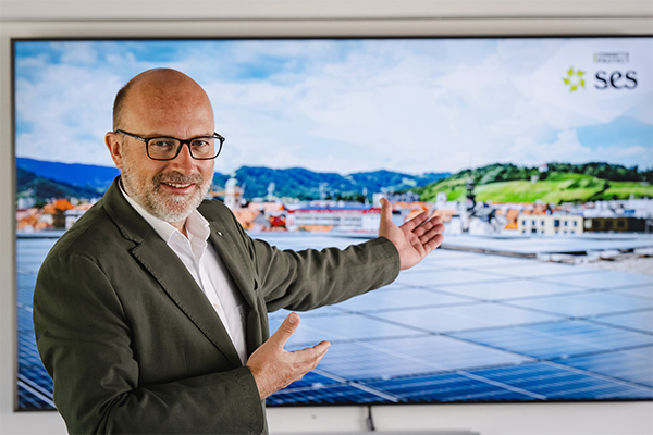 Christoph Andexlinger, CEO SES Spar European Shopping Centers, presents the photovoltaic system recently installed on the roof of the EUROPARK Maribor. /// credit: Andreas Schaad