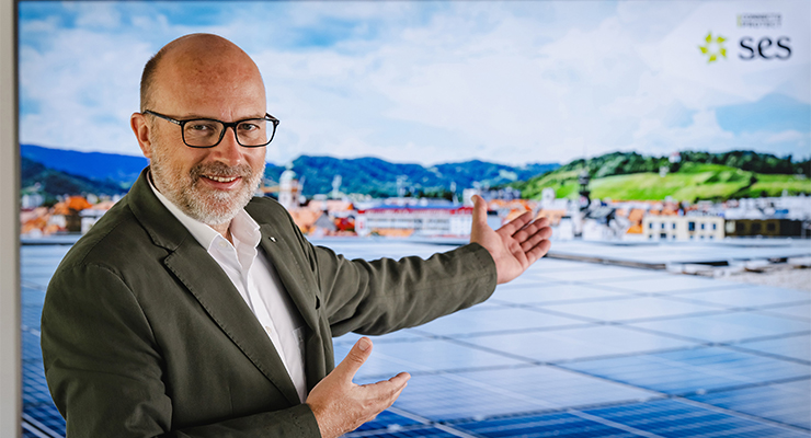 Christoph Andexlinger, CEO SES Spar European Shopping Centers, presents the photovoltaic system recently installed on the roof of the EUROPARK Maribor. /// credit: Andreas Schaad