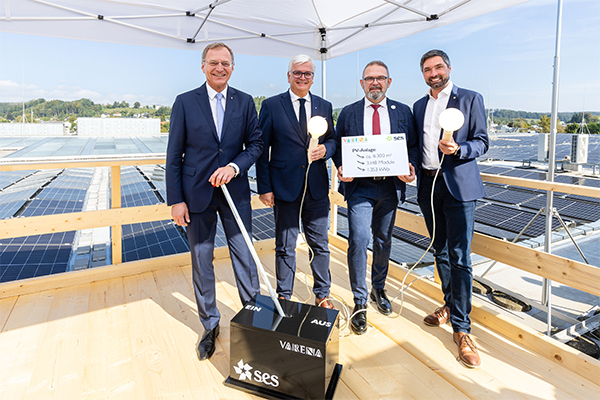 Governor of Upper Austria Mag. Thomas Stelzer, SPAR Real Estate Board Member and SES Board Chair Mag. Marcus Wild, Centre Manager KR Thomas Krötzl and Vöcklabruck Mayor DI Peter Schobesberger (l. to r.) at the commissioning ceremony of the new photovoltaic system. /// credit: Robert Fritz