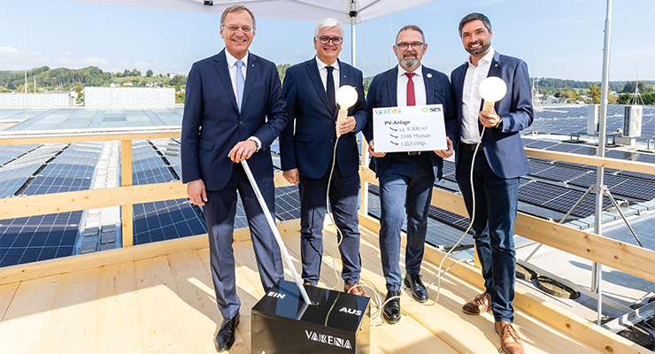 Governor of Upper Austria Mag. Thomas Stelzer, SPAR Real Estate Board Member and SES Board Chair Mag. Marcus Wild, Centre Manager KR Thomas Krötzl and Vöcklabruck Mayor DI Peter Schobesberger (l. to r.) at the commissioning ceremony of the new photovoltaic system. /// credit: Robert Fritz