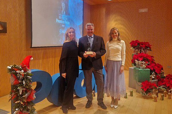 credit: From left to right: Sara Gao, Marketing Manager at La Torre Outlet Zaragoza; Claudio Poltera, Centre Manager at La Torre Outlet Zaragoza; and María Gómez Campillo, CEO at My Consulting /// credit: ROS Retail Outlet Shopping