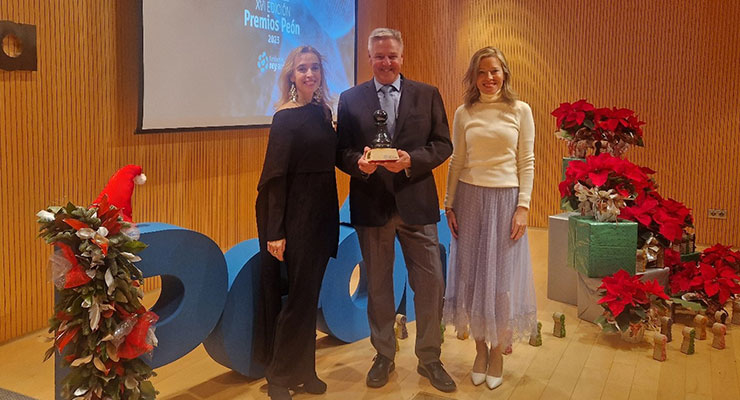 credit: From left to right: Sara Gao, Marketing Manager at La Torre Outlet Zaragoza; Claudio Poltera, Centre Manager at La Torre Outlet Zaragoza; and María Gómez Campillo, CEO at My Consulting /// credit: ROS Retail Outlet Shopping