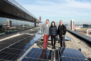 David Müller, eww Anlagentechnik GmbH, Doris Panagl, Center Manager MAX.CENTER and Josef Emminger, Head of Center Technology MAX.CENTER, at the new PV system on the canopy. /// credit: MAX.CENTER