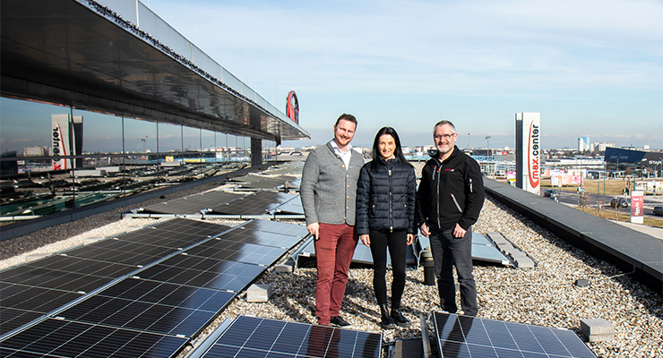David Müller, eww Anlagentechnik GmbH, Doris Panagl, Center Manager MAX.CENTER and Josef Emminger, Head of Center Technology MAX.CENTER, at the new PV system on the canopy. /// credit: MAX.CENTER