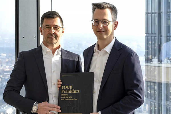 Jens Hausmann, Managing Director Groß & Partner (left), and Christian Funk, CEO, Compass Group Germany (right) /// credit: Groß & Partner