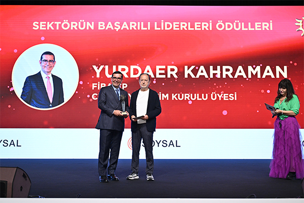 Yurdaer Kahraman, CEO and Board member of Fiba Commercial Properties, has been honored with the “Outstanding Industry Leader” award at Retail Days in Türkiye. /// credit: Fiba CP