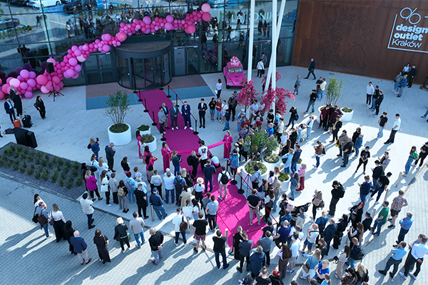 More than 50,000 visitors embraced the grand opening of Designer Outlet Kraków, discovering exclusive discounts and a vibrant experience at Poland’s newest premium outlet destination. /// credit: ROS Retail Outlet Shopping