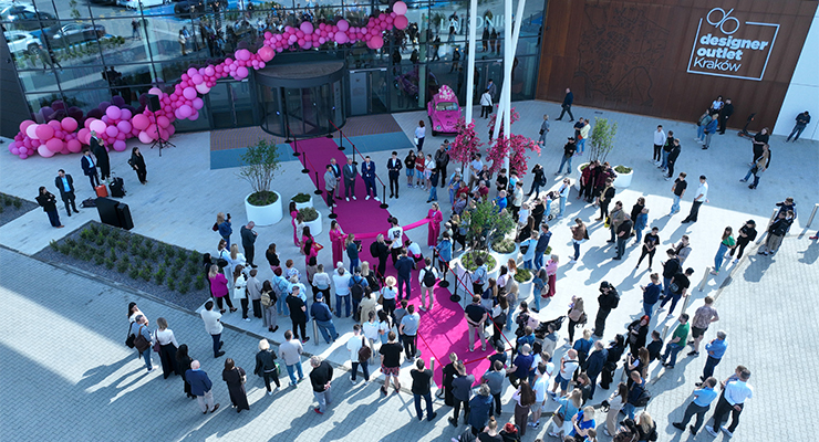 More than 50,000 visitors embraced the grand opening of Designer Outlet Kraków, discovering exclusive discounts and a vibrant experience at Poland’s newest premium outlet destination. /// credit: ROS Retail Outlet Shopping