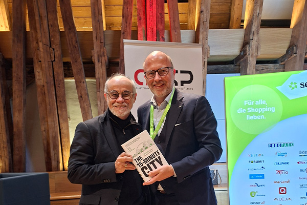 ACSP chairman Christoph Andexlinger (right) with smart-city pioneer professor Carlos Moreno at the ACSP congress in Vienna.