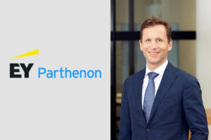 Left: EY-Parthenon logo, Right: Nikolaus Köchelhuber, Partner bei EY-Parthenon /// Credit: EY/Christina Häusler