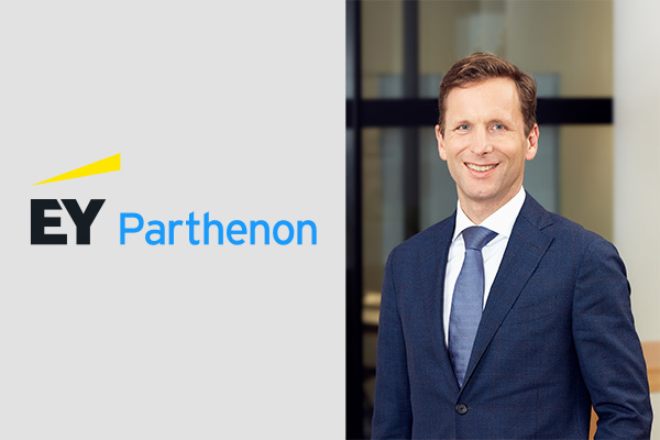 Left: EY-Parthenon logo, Right: Nikolaus Köchelhuber, Partner bei EY-Parthenon /// Credit: EY/Christina Häusler