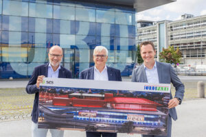 From left to right: Mag. Christoph Andexlinger (SES CEO and EUROPARK Managing Director), Mag. Marcus Wild (SPAR Real Estate Director), Mag. Manuel Mayer (EUROPARK Center-Manager) with the Visual of the development /// Credit: Evatrifft