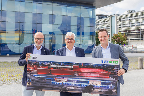 From left to right: Mag. Christoph Andexlinger (SES CEO and EUROPARK Managing Director), Mag. Marcus Wild (SPAR Real Estate Director), Mag. Manuel Mayer (EUROPARK Center-Manager) with the Visual of the development /// Credit: Evatrifft