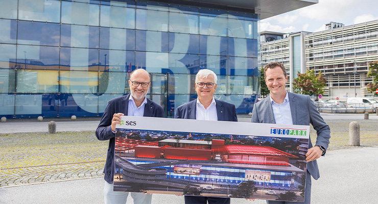 From left to right: Mag. Christoph Andexlinger (SES CEO and EUROPARK Managing Director), Mag. Marcus Wild (Member of the Management Board at SPAR Österreich), Mag. Manuel Mayer (EUROPARK Center Manager) with the Visual of the development /// Credit: Evatrifft