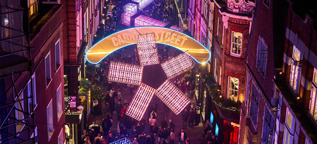 Carnaby Street in Christmas glamour, London, UK /// © CACI