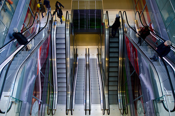 Escalator in shopping mall | ©Pixabay