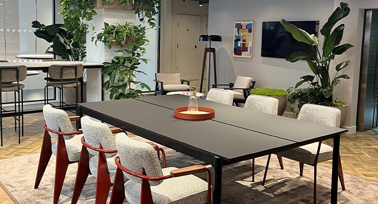 Modern business lounge in ONE James Street /// © Redevco