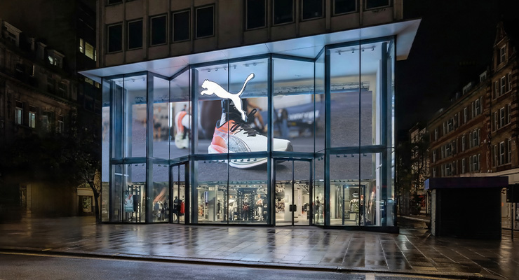 Facade of the new PUMA store during night /// © Redevco